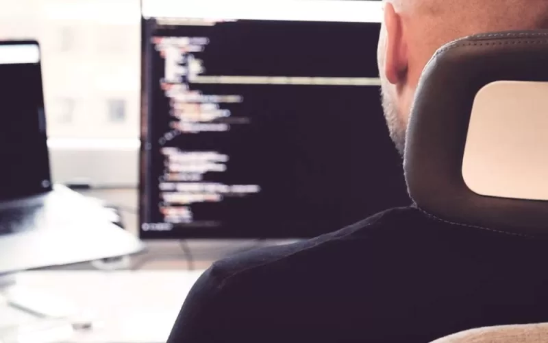 Person programmerar WordPress-webbplats