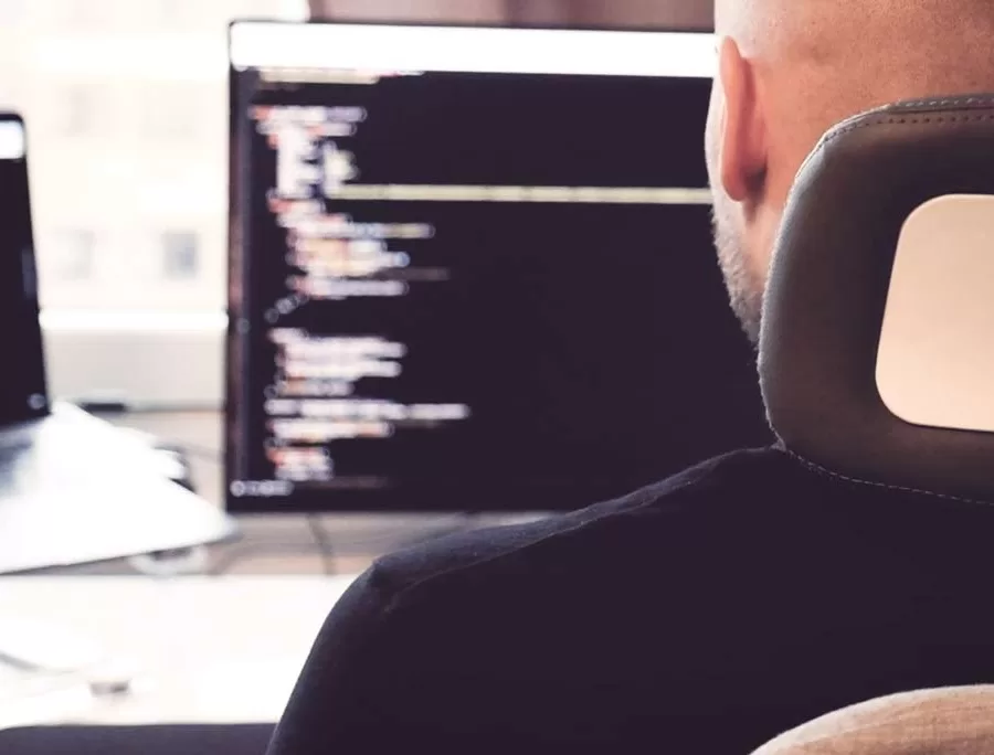 Person programmerar WordPress-webbplats