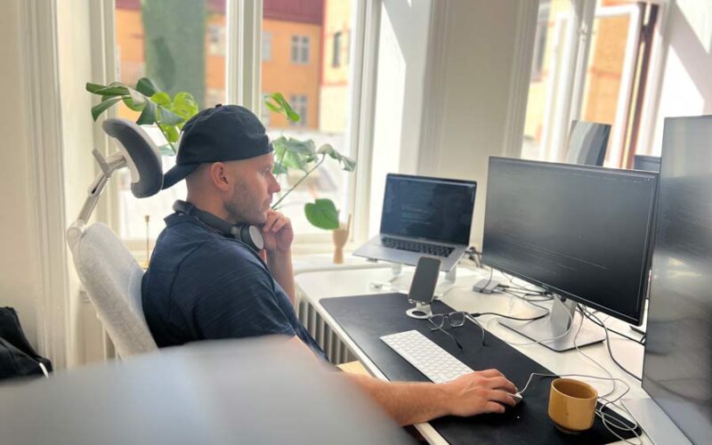 Utvecklare framför datorn
