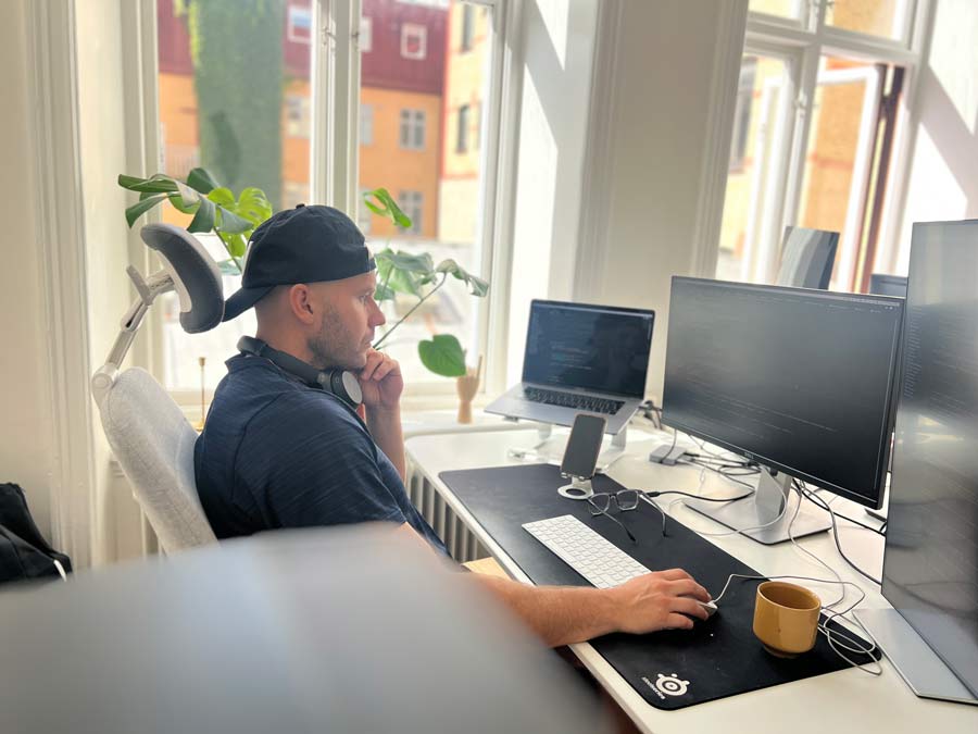 Utvecklare framför datorn