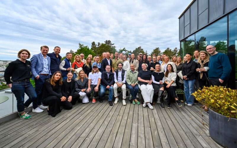 En grupp med partners på partnerträff