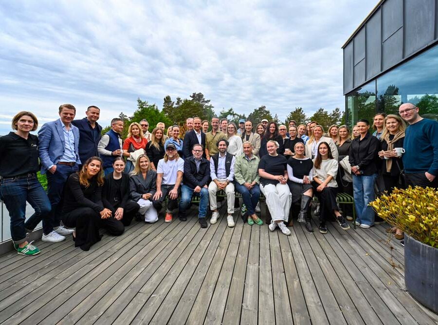 En grupp med partners på partnerträff
